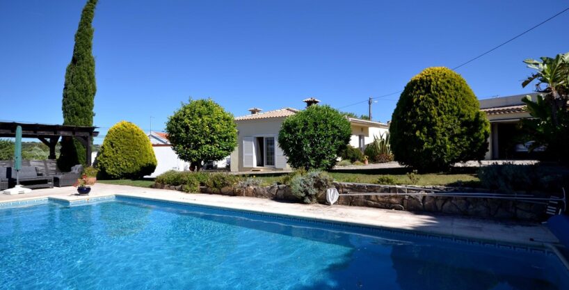 3 bedroom villa with pool in Loule, Algarve 1