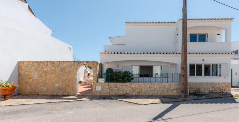 4 bed villa with plunge pool in Luz, West Algarve 1