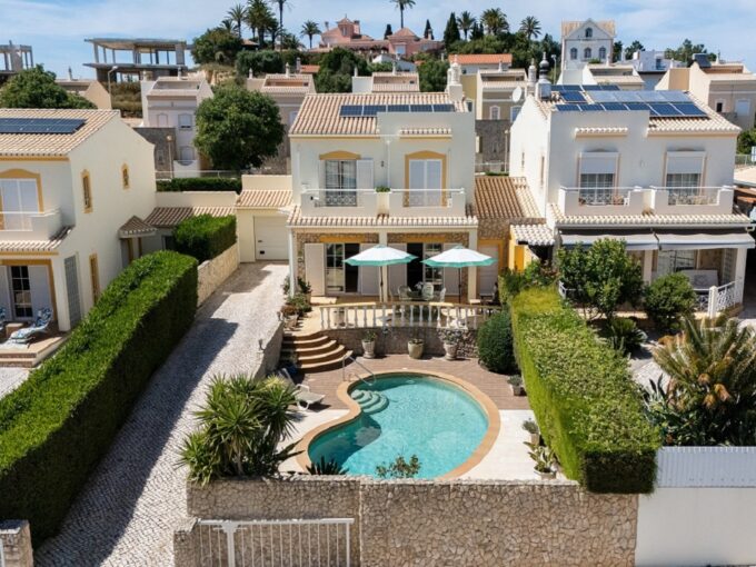 4 bed villa with pool & annexe in Praia da Luz 1