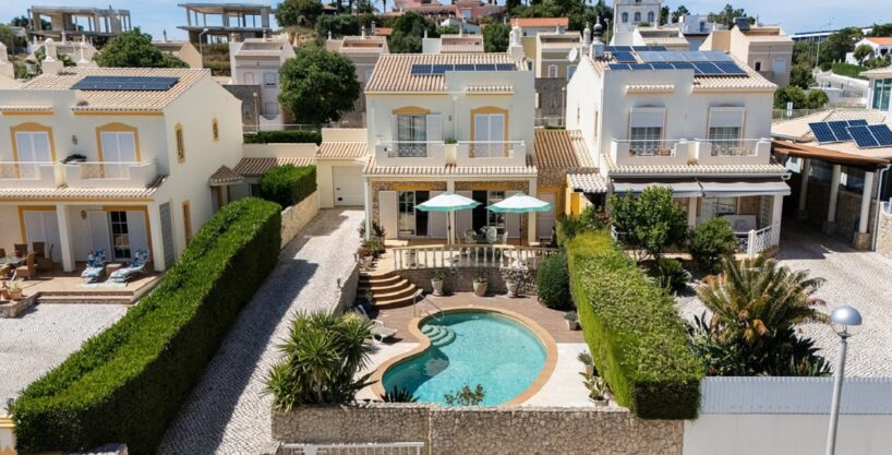 4 bed villa with pool & annexe in Praia da Luz 1