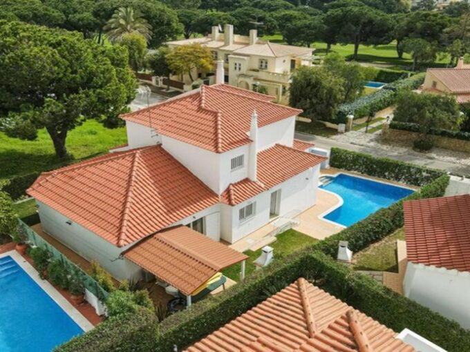 4 bed villa with pool in Vilamoura 1