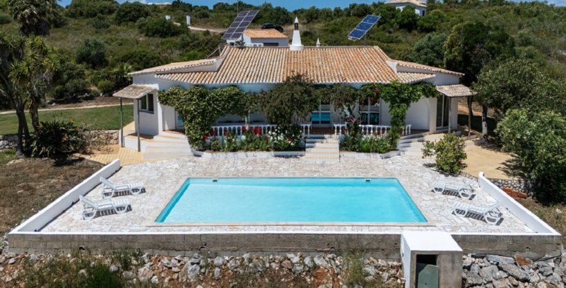 5 bed villa with land for sale In Burgau, Algarve 1