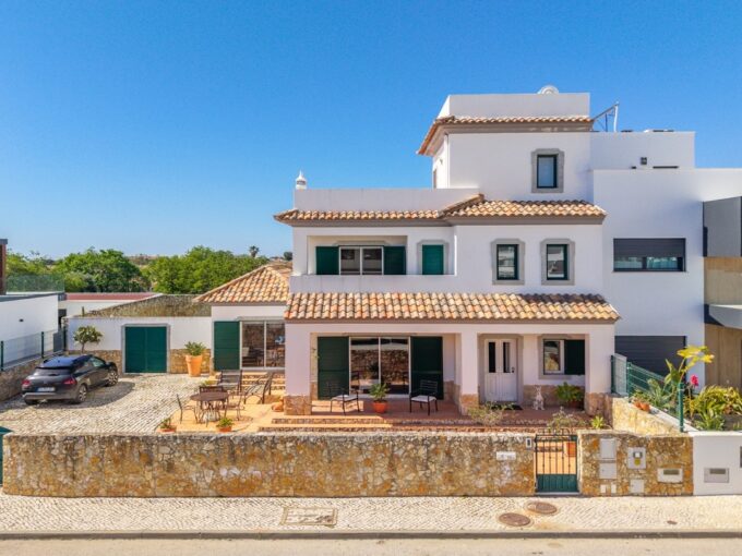 7 bed villa for sale near Olhao, East Algarve 1