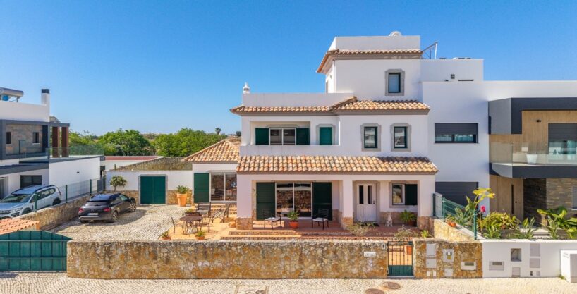 7 bed villa for sale near Olhao, East Algarve 1