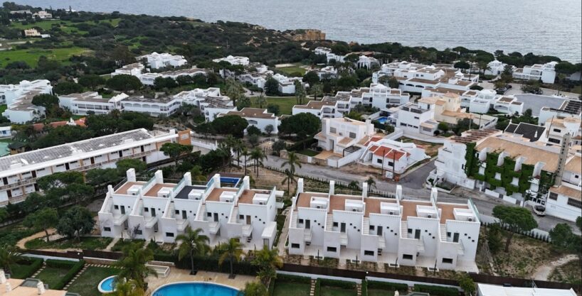 Brand new 2 bed townhouse in Olhos de Agua, Algarve 1