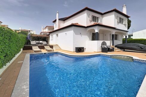 Detached 4 bed villa with pool in Vilamoura, Algarve 1