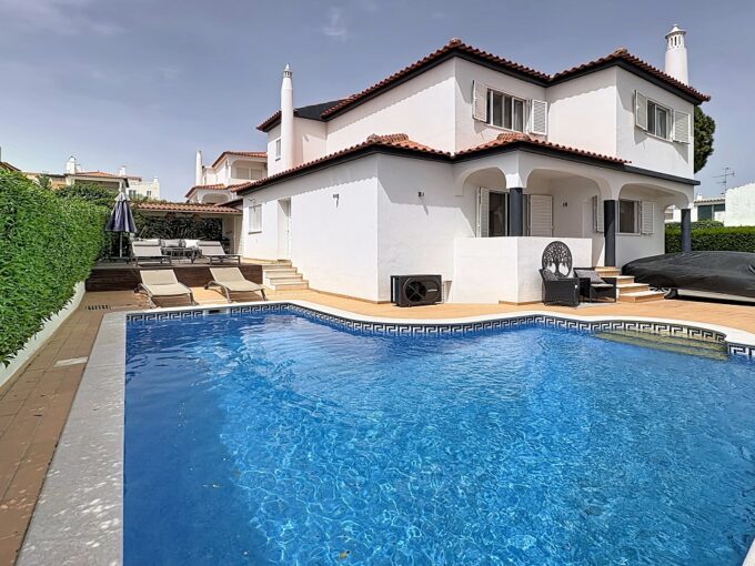 Detached 4 bed villa with pool in Vilamoura, Algarve 1