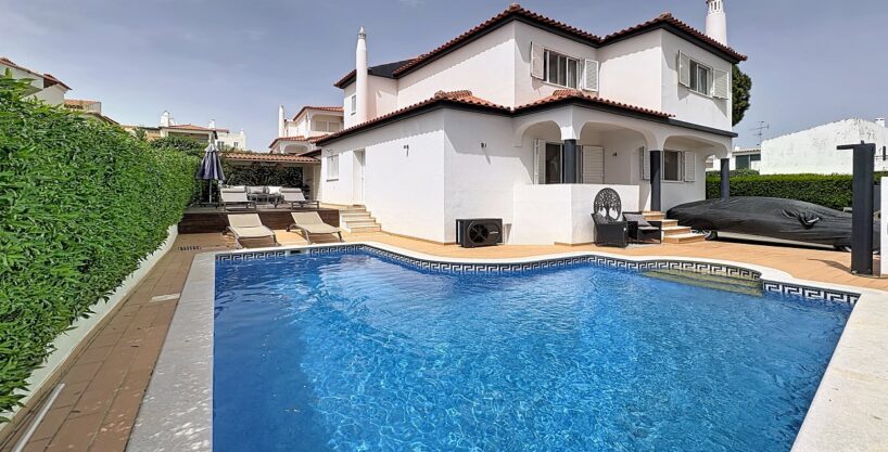 Detached 4 bed villa with pool in Vilamoura, Algarve 1