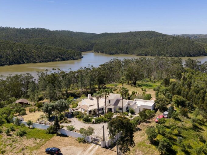 Riverfront 4 bed villa with land in Monchique, Algarve 1