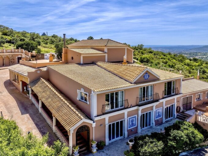 Sea view 5 bed villa for sale in Santa Barbara de Nexe 1