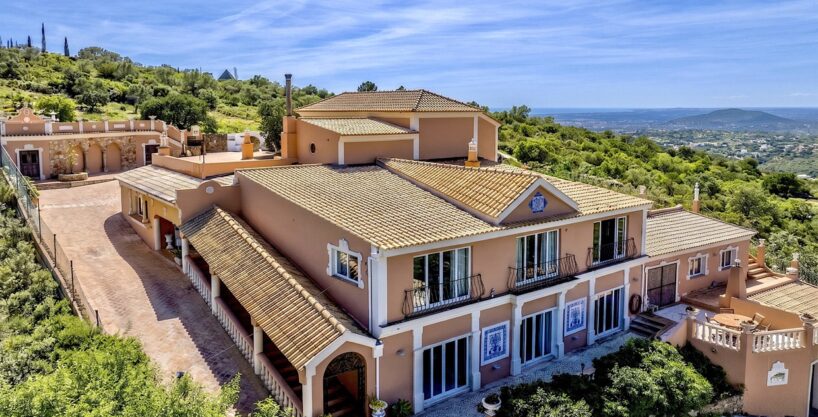 Sea view 5 bed villa for sale in Santa Barbara de Nexe 1