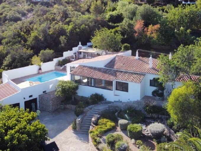 Traditional villa for sale in Quinta das Raposeiras, Santa Barbara de Nexe 1