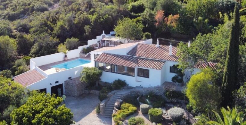 Traditional villa for sale in Quinta das Raposeiras, Santa Barbara de Nexe 1