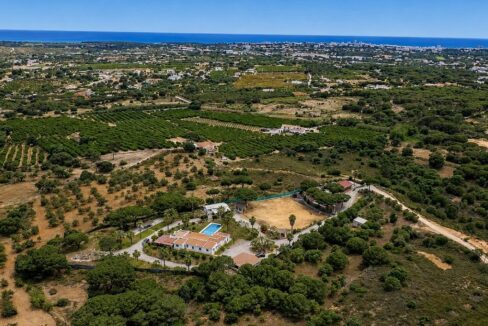 Villa with land, stables and riding arena in Quarteira, Algarve 1