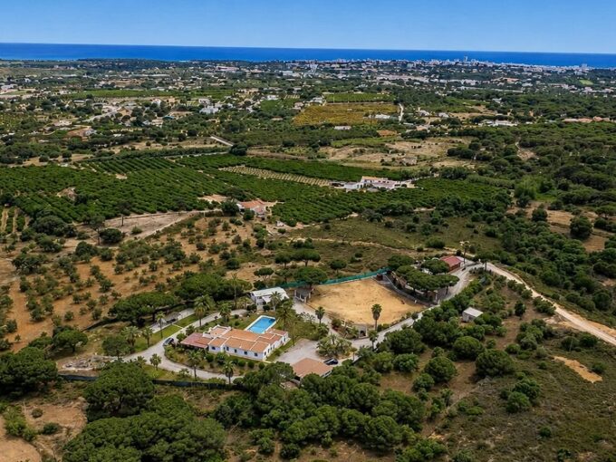 Villa with land, stables and riding arena in Quarteira, Algarve 1