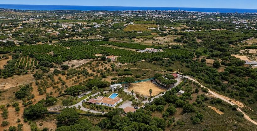 Villa with land, stables and riding arena in Quarteira, Algarve 1