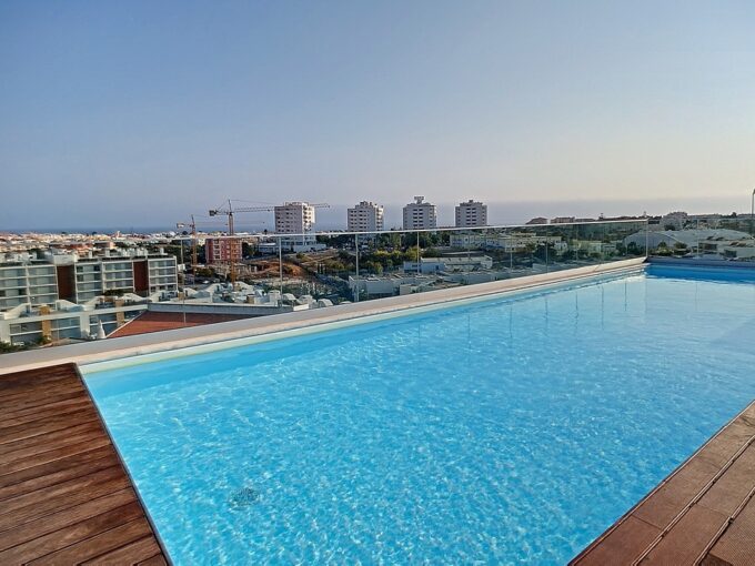 1 bed apartment with rooftop swimming pool in Albufeira, Algarve 1