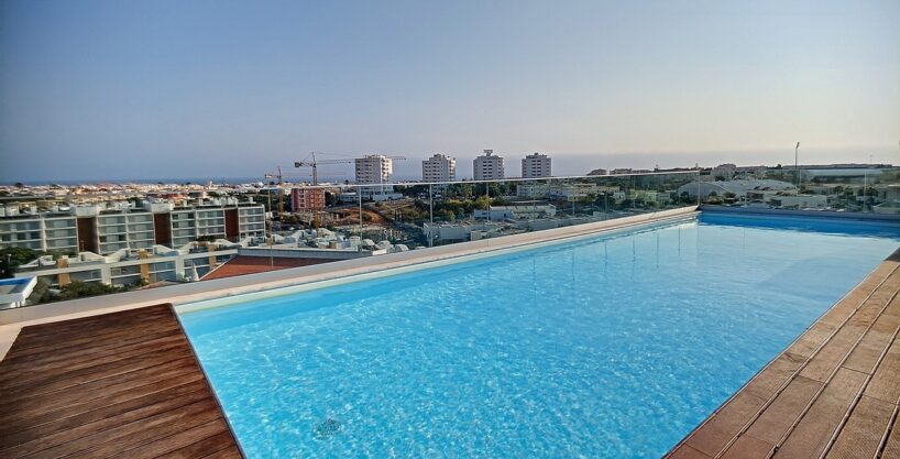 1 bed apartment with rooftop swimming pool in Albufeira, Algarve 1
