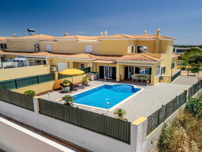 3 bed townhouse with pool in Almancil, Algarve 1