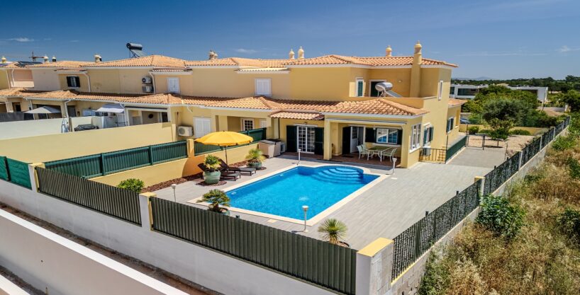 3 bed townhouse with pool in Almancil, Algarve 1