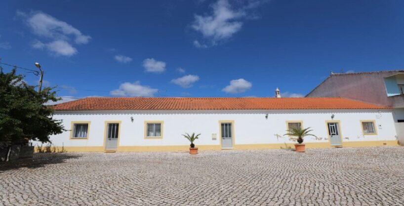 3 bed villa with annexe plus commercial building in Lagos, Algarve 1