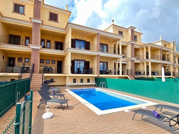 4 bed townhouse with pool & garage in Silves, Algarve 1