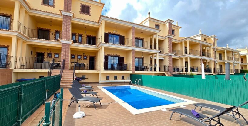 4 bed townhouse with pool & garage in Silves, Algarve 1