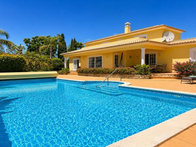 4 bed villa for sale in Carvoeiro, Algarve 1