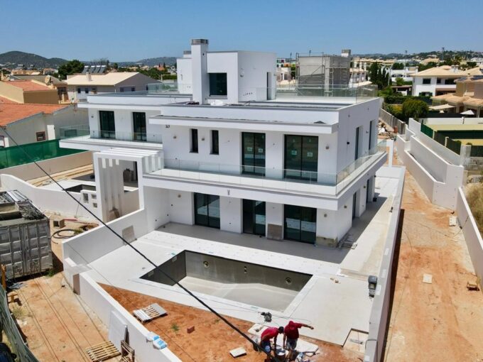 4 bed villa for sale in south Almancil 1