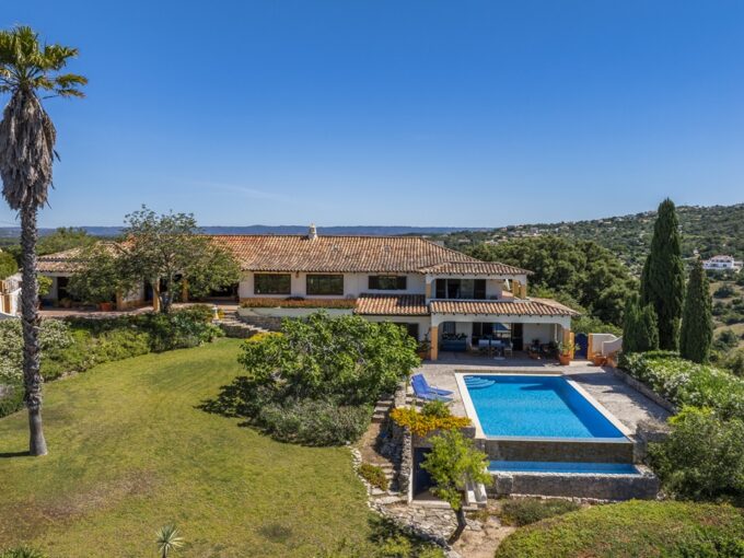 4 bed villa in Vale do Telheiro 1