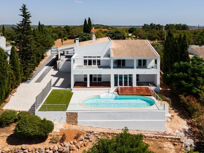4 bed villa overlooking the Arade River in SIlves, Algarve 1