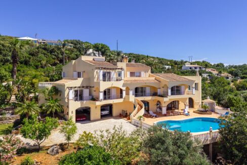 4 bed villa with distant sea views in Sao Bras de Alportel 1