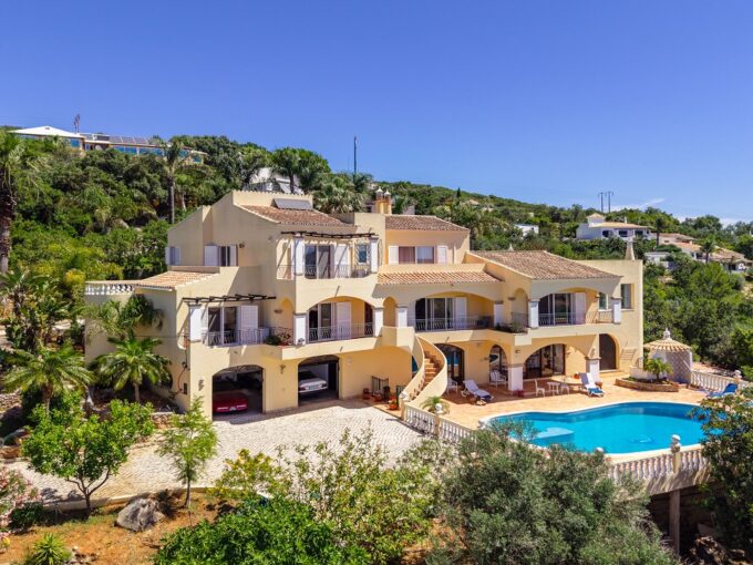 4 bed villa with distant sea views in Sao Bras de Alportel 1