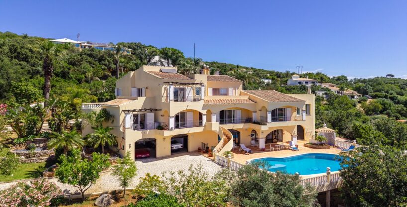 4 bed villa with distant sea views in Sao Bras de Alportel 1