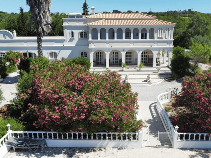 6 Bed villa for sale in Moncarapacho, East Algarve 1