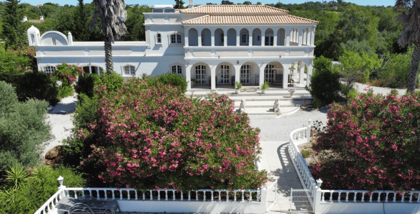 6 Bed villa for sale in Moncarapacho, East Algarve 1