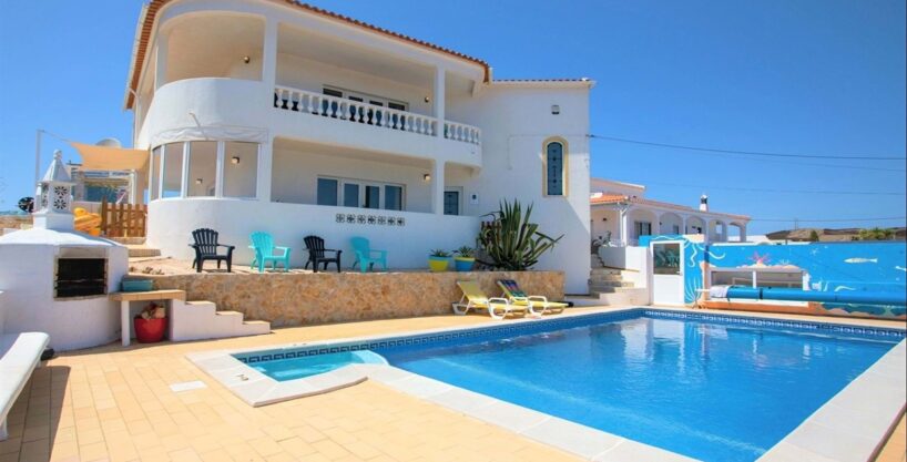 6 bed villa with pool in Budens, West Algarve 1