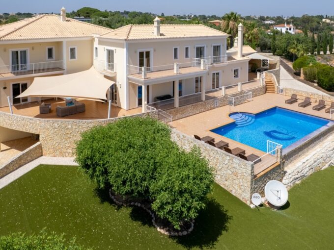 7 bed luxury villa for sale in Porches, Algarve 1