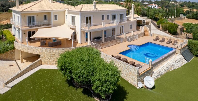 7 bed luxury villa for sale in Porches, Algarve 1