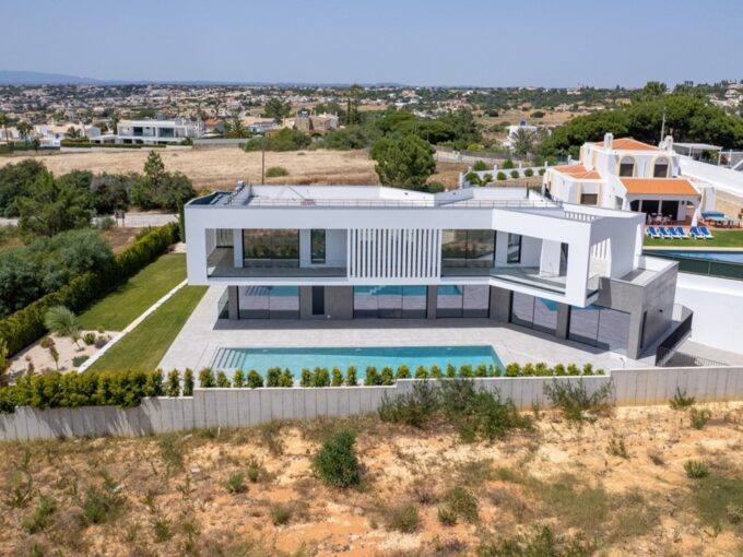 Algarve villa for sale near Galé beach 8
