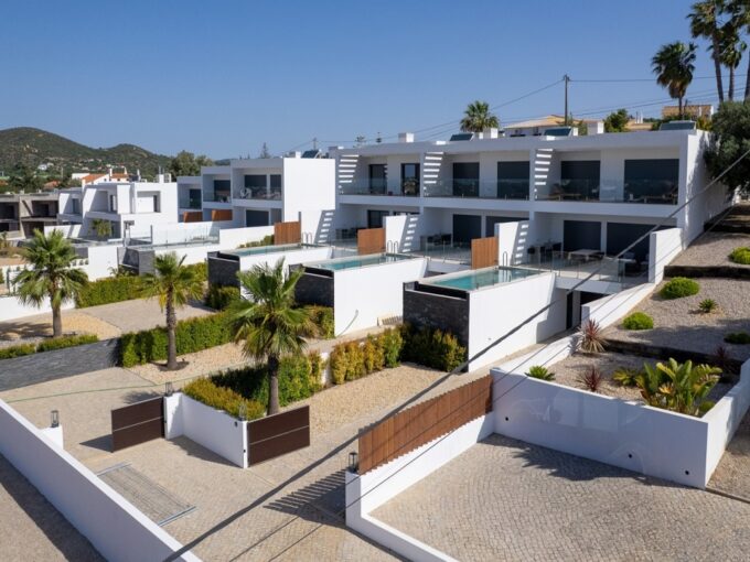 Brand new linked villa with pool in Almancil, Algarve 1