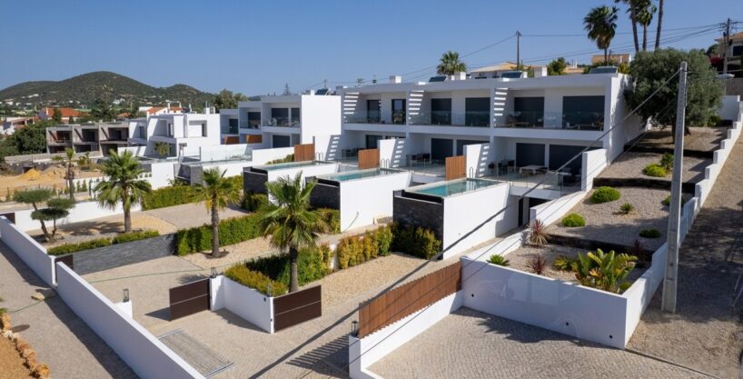 Brand new linked villa with pool in Almancil, Algarve 1