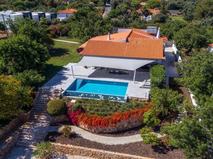 Detached 4 bed villa for sale in Almancil, Algarve 1