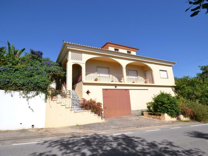 Detached 4 bed villa with 1.5 hectares in Loule, Algarve 1