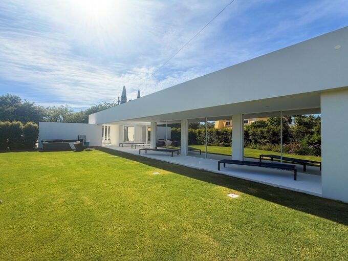 Modern style detached 3 bed villa in Almancil, Algarve 1