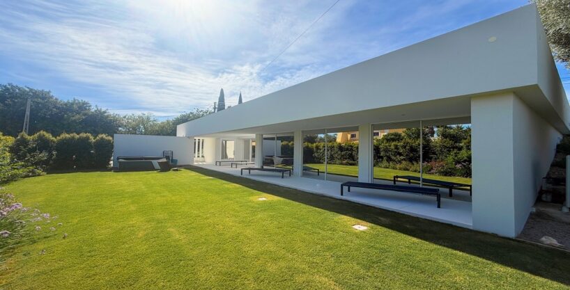 Modern style detached 3 bed villa in Almancil, Algarve 1
