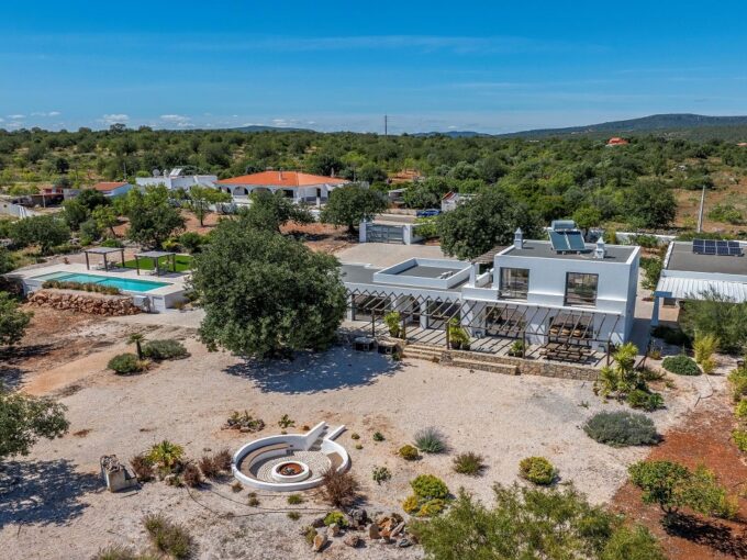 New villa plus guest annexe & 7 hectares in Loule, Algarve 1