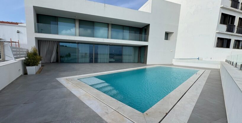 Ocean front villa overlooking the sea in Albufeira, Algarve 1