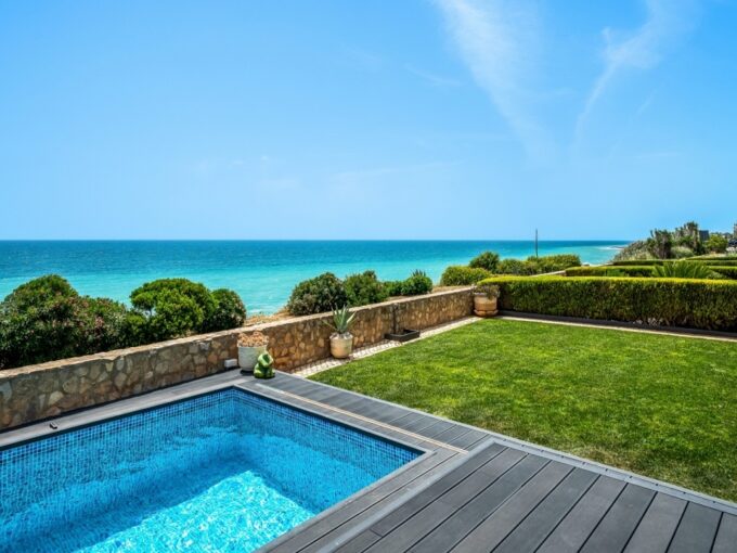 Sea front linked villa for sale in Praia da Luz, Algarve 2