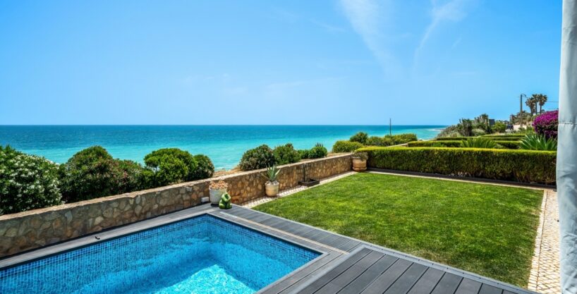 Sea front linked villa for sale in Praia da Luz, Algarve 2